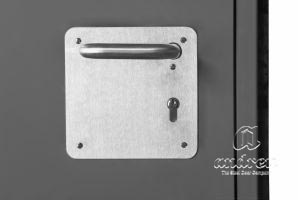 accessoire poignée inox sur plaque de propreté porte métallique Andreu 080578